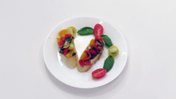 Prostřeno: Bruschetta s rajčatovo bazalkovou salsou