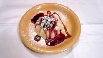 Prostřeno: Vanilkový puding s horkým ovocem a karamelem