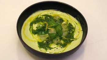 Prostřeno: Letní krémová polévka z okurky a avokáda