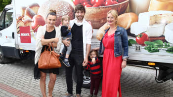 Hvězdy Slunečné pomáhají s PENNY matkám samoživitelkám. Bendová, Benešová a Tomeš předali potraviny za desítky tisíc.