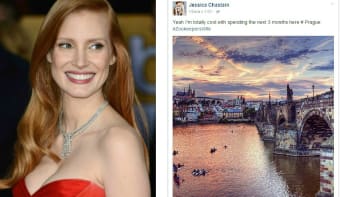 GALERIE: Rusovlasá herecká bohyně Jessica Chastain se na FB chlubí, že točí v Praze. Kde na ni narazíte?