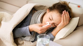 Nemocných s chřipkou a covidem raketově přibývá. Blížíme se epidemii, varují hygienici