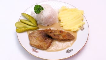 Prostřeno: Vepřová plec s hořčičnou omáčkou a dušenou rýží, okurka