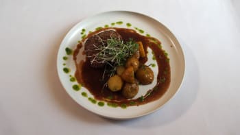 Prostřeno: Steak z argentinského býčka, konfitované grenaille brambory a omáčka z portského vína