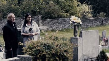 Kajínek se na hřbitově setkává s ženou své údajné oběti. Podívejte se na video