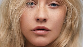 Nový trend focení bez make-upu! Pro tentokrát ho převzala i Christina Aguilera