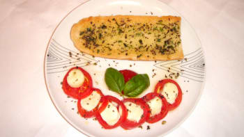 Prostřeno: Caprese a bageta s česnekovo-bylinkovým máslem