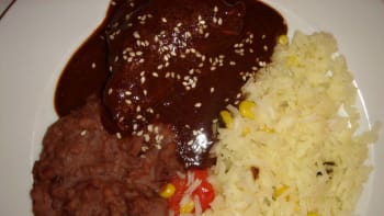 Prostřeno: Mole de guajolote, rýže a smažené fazole