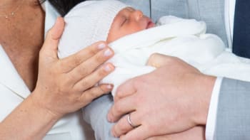 Princ Harry a Meghan Markle zveřejnili fotografie i jméno novorozeného syna!