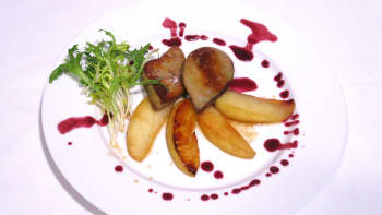 Prostřeno: Foie gras na karamelových jablkách s redukcí z portského vína