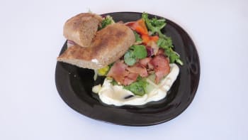 Prostřeno: Domácí bagetka, míchaný zeleninový salát provoněný anglickou slaninou
