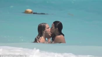 Divoká lesbická líbačka: Cara Delevingne a Michelle Rodriguez řádily v Mexiku