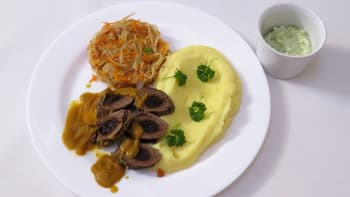 Prostřeno: Dušené srnčí s kořenovou zeleninou a bramborovou kaší, salát
