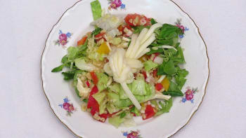 Prostřeno: Zeleninový salát s domácím bulgurem a sýrem