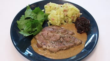 Prostřeno: Jarní steak, šťouchaný brambor, cibulová marmeláda