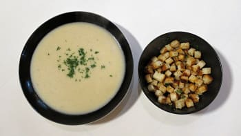 Prostřeno: Květáková krémová polévka s máslovo-bylinkovými krutonky