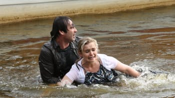VIDEO: Ivana skáče do řeky, aby zachránila dvouletou dceru!