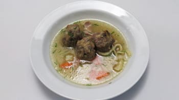 Prostřeno: Knedlíčková polévka se zeleninou a nudlemi