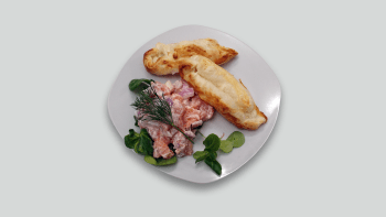 Prostřeno: Tataráček z lososa s rohlíčkem z listového těsta