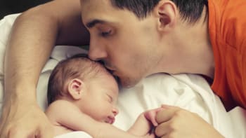 Týden volna za 70 % platu pro čerstvé táty. Poslanci schválili otcovskou dovolenou