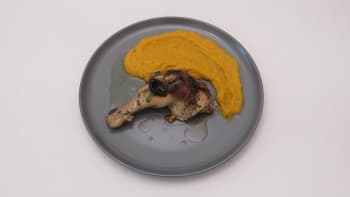Prostřeno: Pečené kuře s ořechovo-švestkovou nádivkou, batátová kaše