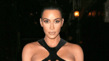 Úlet nebo nový módní trend?! Kim Kardashian vynesla na udílení cen opravdu bizarní šaty!