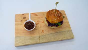 Prostřeno: Burger s trhaným kachním masem, červeným zelím a domácí BBQ omáčkou