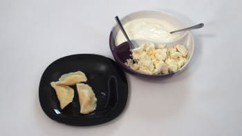 Prostřeno: Varenyky plněné šťouchanými bramborami, podávané s máslem a zakysanou smetanou