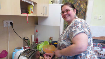 VIDEO: Jiřina z Prostřeno! řádila v kuchyni. Podívejte se, jak vypadá její obří burger