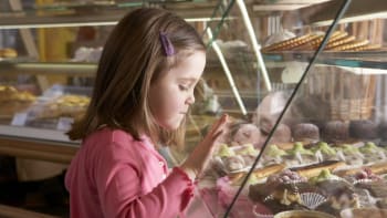 Každé páté dítě je obézní. Pomůže "tučná" daň, zákaz prodeje, nebo výchova?