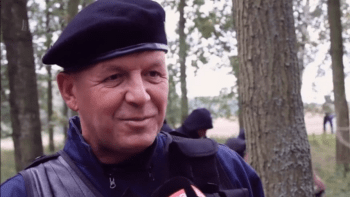 VIDEO: Vážně dělá Pavel Nečas v seriálu Vinaři z policistů pitomce?