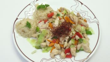 Prostřeno: Prsíčka kuřátka z domácího chovu se zeleninou, celerová rýže