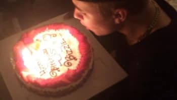 Bieber slavil dvacítku. Zvrtlo se to zase?