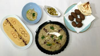 Prostřeno: Kebah, hommos, mutabal, olivy a arabský chléb