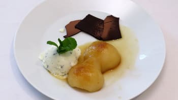 Prostřeno: Flambovaná hruška s limetkovo-mátovou zmrzlinou a hořkou čokoládou