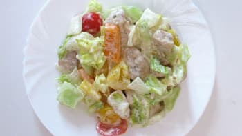 Prostřeno: Zeleninový salát s kousky kuřecího masa