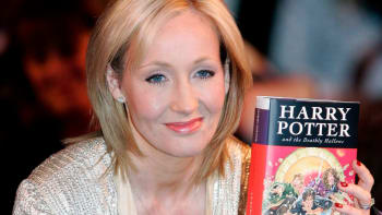 FOTO: Rowlingová přilila olej do kauzy s černou Hermionou. Co si spisovatelka myslí?