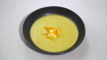 Prostřeno: Francouzská pórková polévka s bramborovou slámou a mascarpone