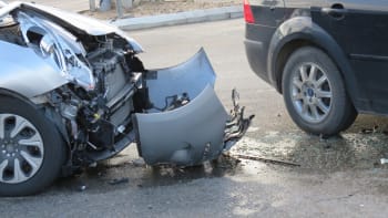 Od nehody ujede každý šestý řidič. Jak uplatnit náhradu škod, když neznáte viníka?