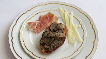 Prostřeno: Crostini di fegatini alla Toscana, prosciutto di Parma, parmazán