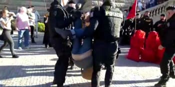VIDEO: Desítky aktivistů zablokovaly pražskou magistrálu. Některé museli policisté z přechodu odlepit