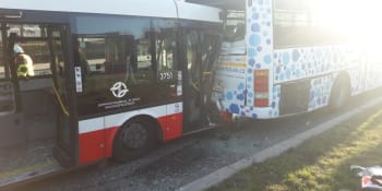 V Praze se srazily dva autobusy. Zraněných jsou téměř dvě desítky včetně mnoha dětí