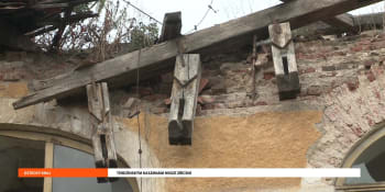 VIDEO: Bývalé vojenské kasárny v Terezíně jsou v havarijním stavu! Město žádá kraj i stát o pomoc