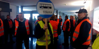 Stávková pohotovost v Kroměříži: V práci strávíme i přes 300 hodin měsíčně, stěžují si řidiči autobusů