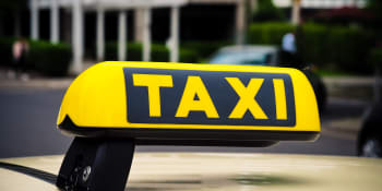 Poslanci schválili novelu o taxislužbách. Řidiči nebudou muset mít střešní svítilnu, ani taxametr