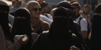 Muslimkám v Dánsku budu platit pokuty za nikáby, slibuje alžírský milionář