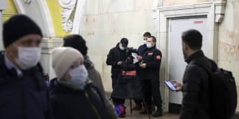 První oběť koronaviru v Rusku. Vláda uvažuje o restriktivních opatřeních, sociální sítě zaplavují fake news