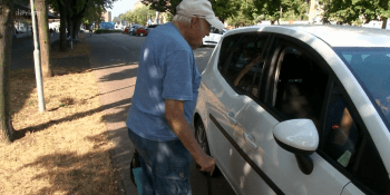 Nová finta šmejdů: Seniory nakládají na ulici