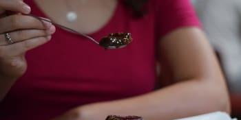 Jedlíci hořké čokolády mají výrazně nižší sklon k depresi. Ale potlačuje čokoláda depresi, nebo deprese čokoládu?