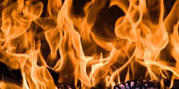 VIDEO: Strážníci našli u hořící chatky čtveřici lidí, popálené ženě poskytli první pomoc